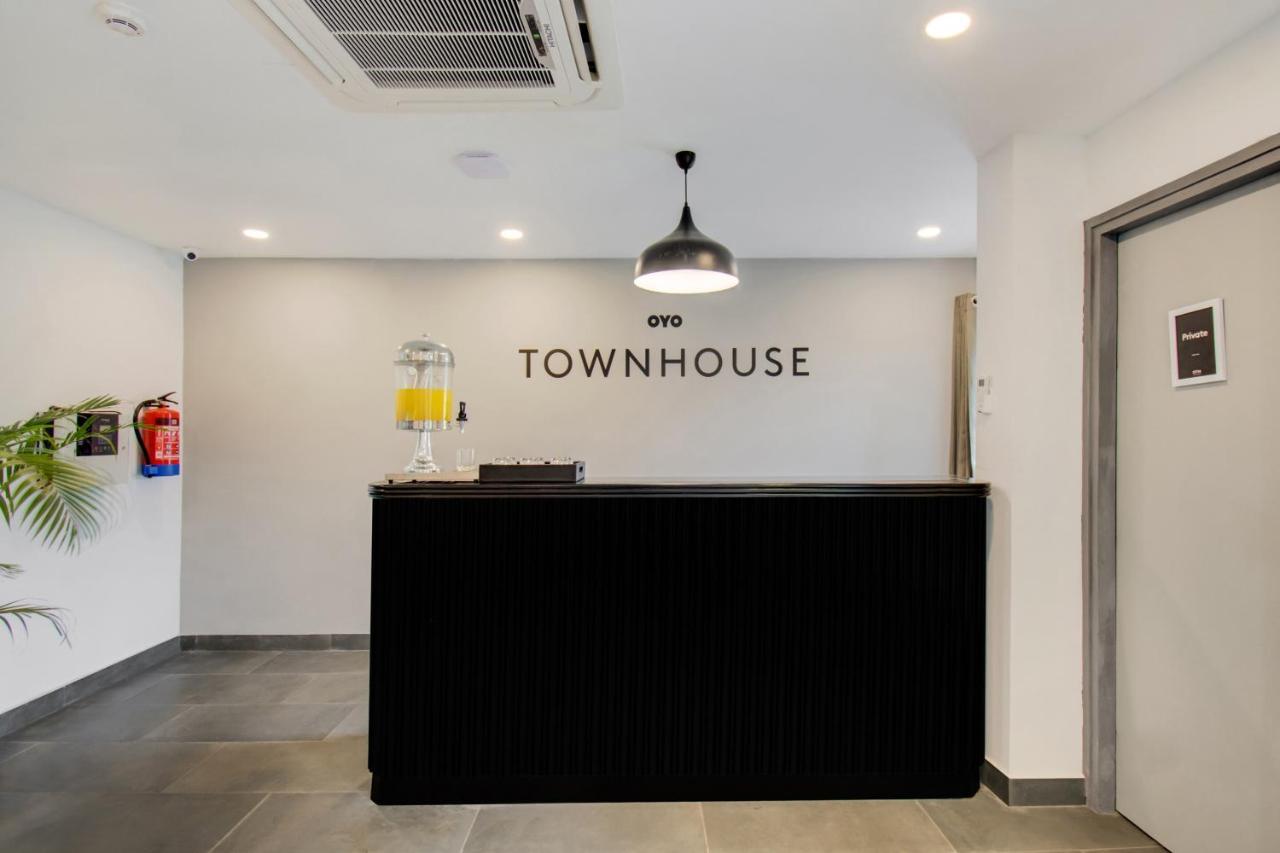 Oyo Townhouse 061 Gcda Kakkanad Signal Hotel Kochi Esterno foto