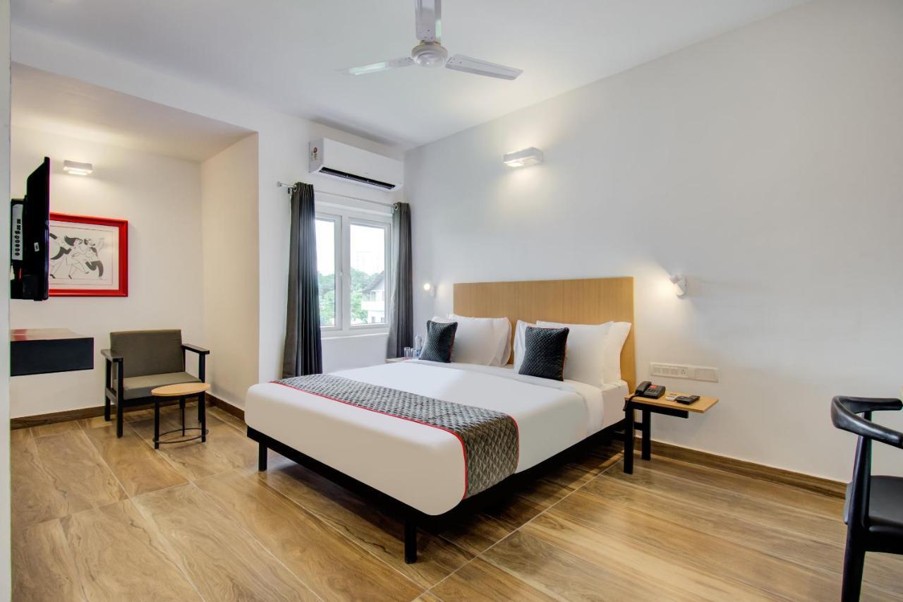 Oyo Townhouse 061 Gcda Kakkanad Signal Hotel Kochi Esterno foto